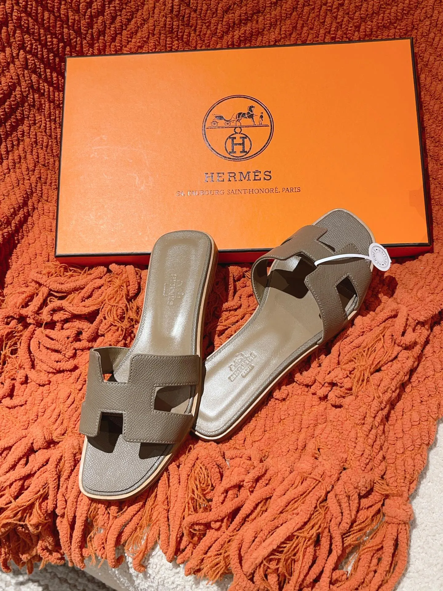 👟👟Ex-factory price 440👟👟 Hermes Hermes H slippers Oasis sandals series——————————Fashionable and versatile Super comfortable Every detail is made to the extreme Original swift calfskin Original 1:1 exclusive private mold upper/original leather outsole ▪️Packaging: Each pair of shoes comes with packaging ▪️SIZE: 35~42 (.40.41.42 customization is non-refundable and non-exchangeable)